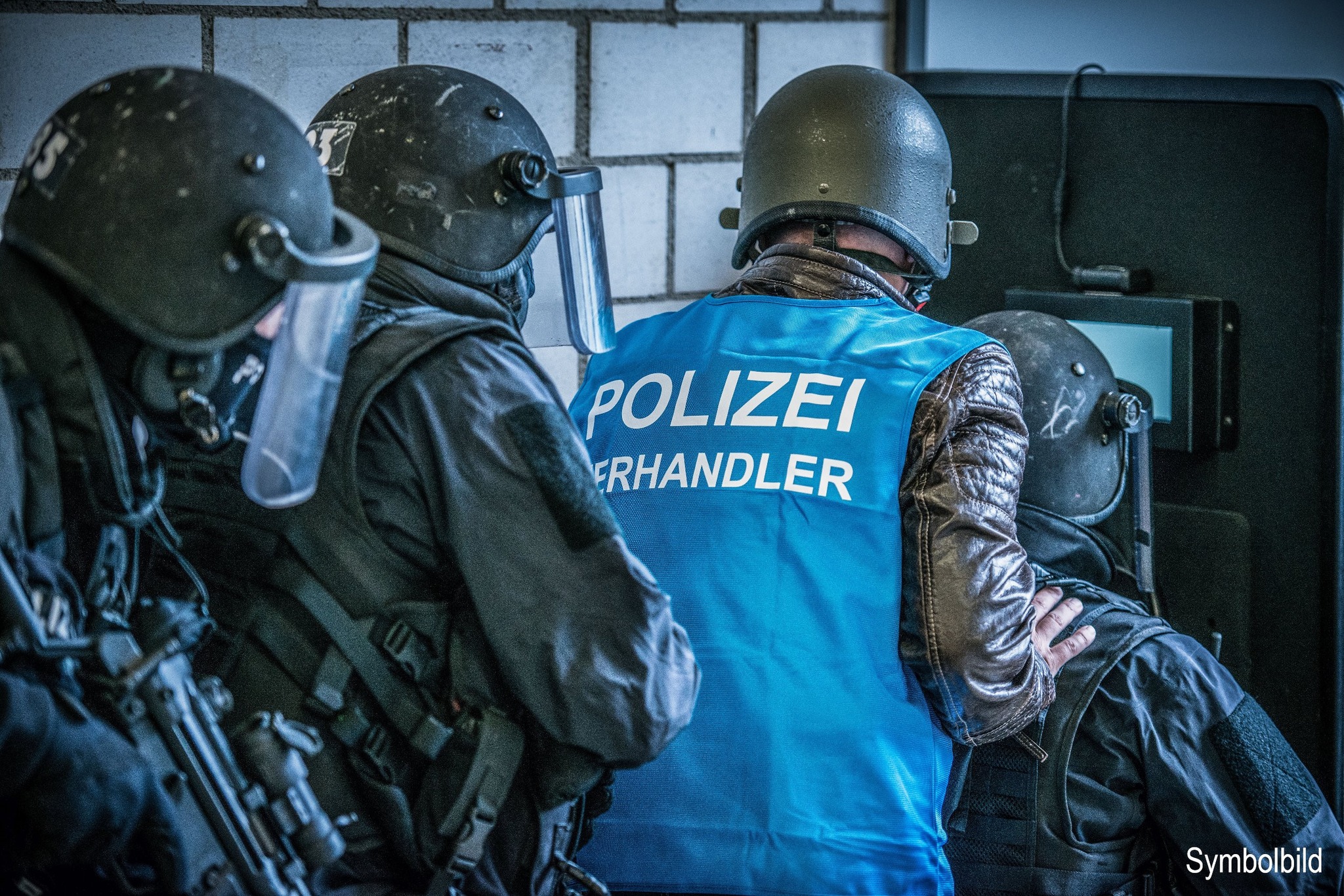 Volketswil ZH: Mann zielt mit Waffe vom Balkon aus auf Menschen – Polizei greift ein