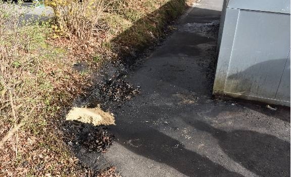 Meppen, Niedersachsen: Unbekannte entsorgen Altöl im Glascontainer