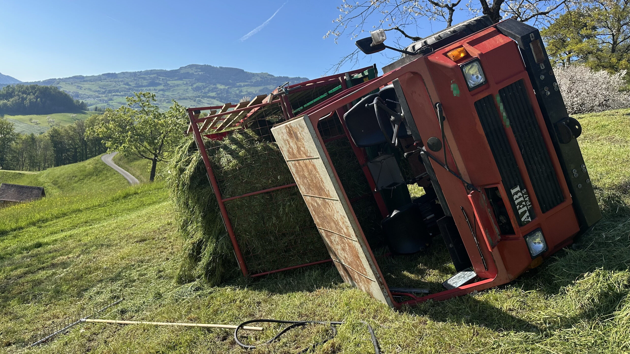 Seewen SZ: Heulader kippt um – Landwirt bei Arbeitsunfall schwer verletzt