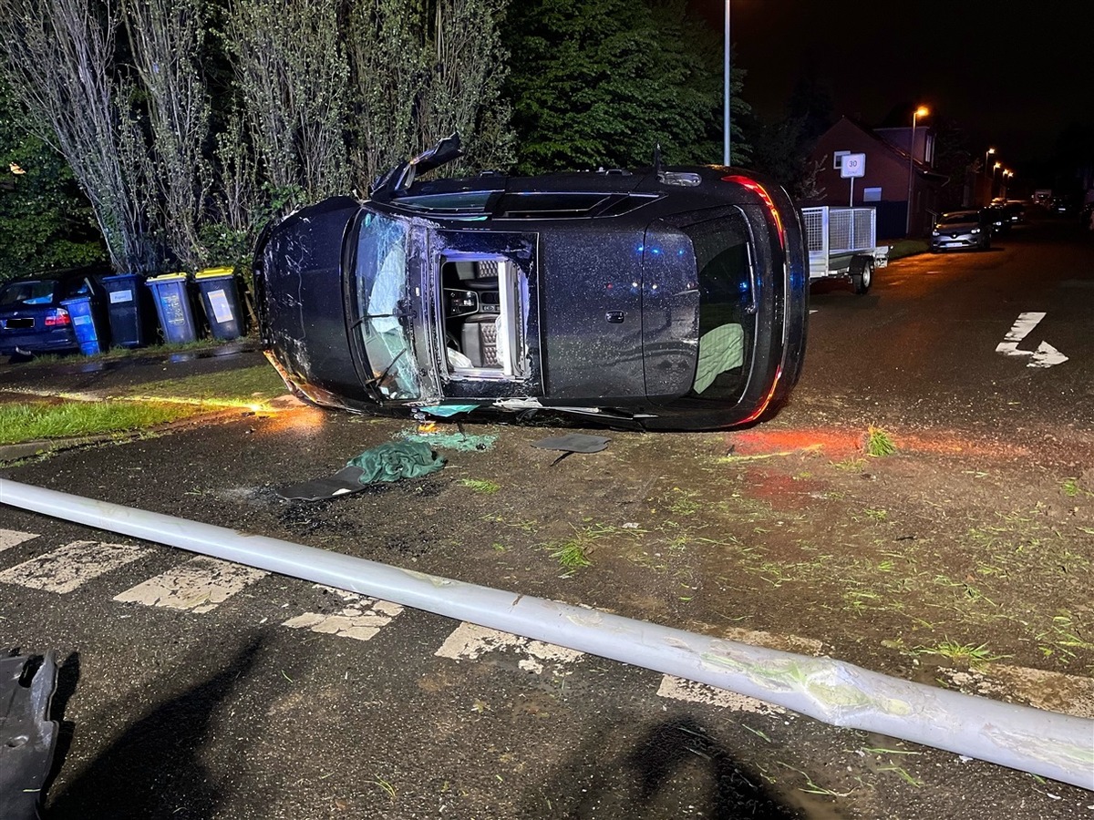 Duisburg, Nordrhein-Westfalen: Verkehrsunfall mit überschlagenem Fahrzeug