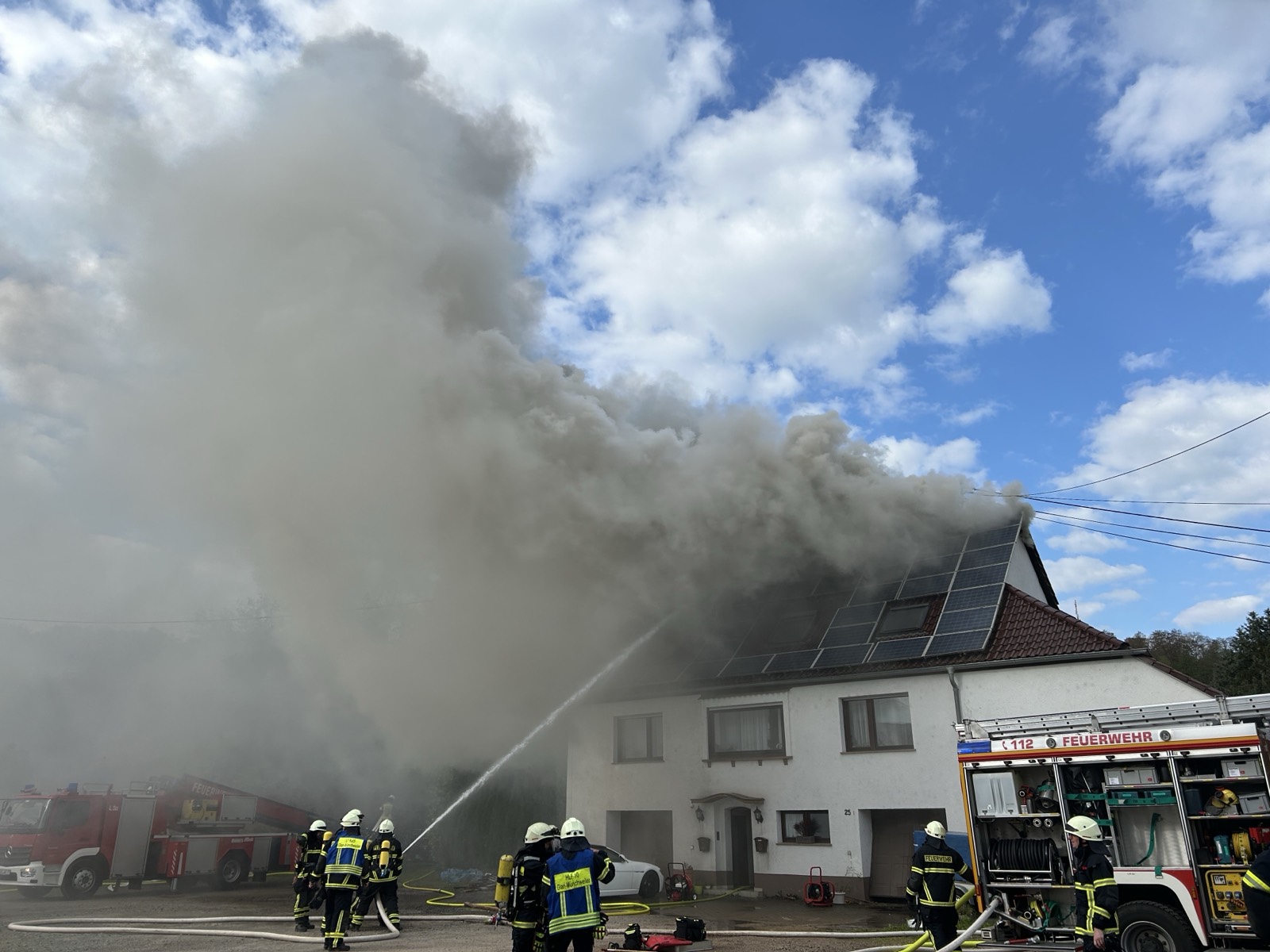 Glan-Münchweiler, RLP: Dachstuhlbrand – Bewohner per Hubschrauber ins Spital geflogen