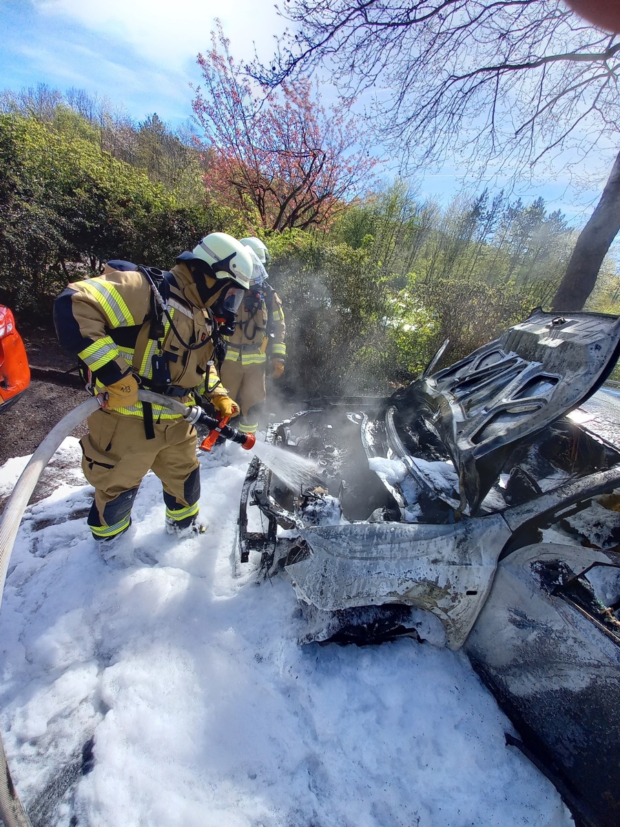 Herdecke, Nordrhein-Westfalen: Auto in Vollbrand beschädigt weiteres Fahrzeug