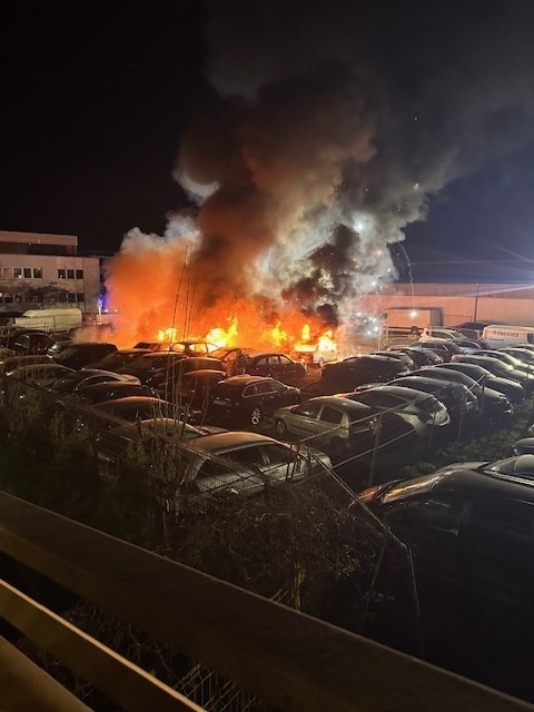 Duisburg, Nordrhein-Westfalen: Mehrere Fahrzeuge auf Firmengelände ausgebrannt