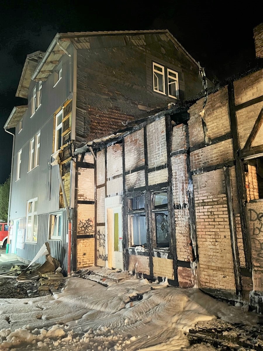 Beverungen, Nordrhein-Westfalen: Unterkunft brennt nieder – Verdacht auf Brandstiftung