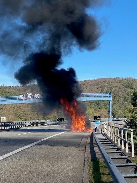 Kaiserslautern, Rheinland-Pfalz: Feuerwehr löscht Fahrzeugbrand auf BAB
