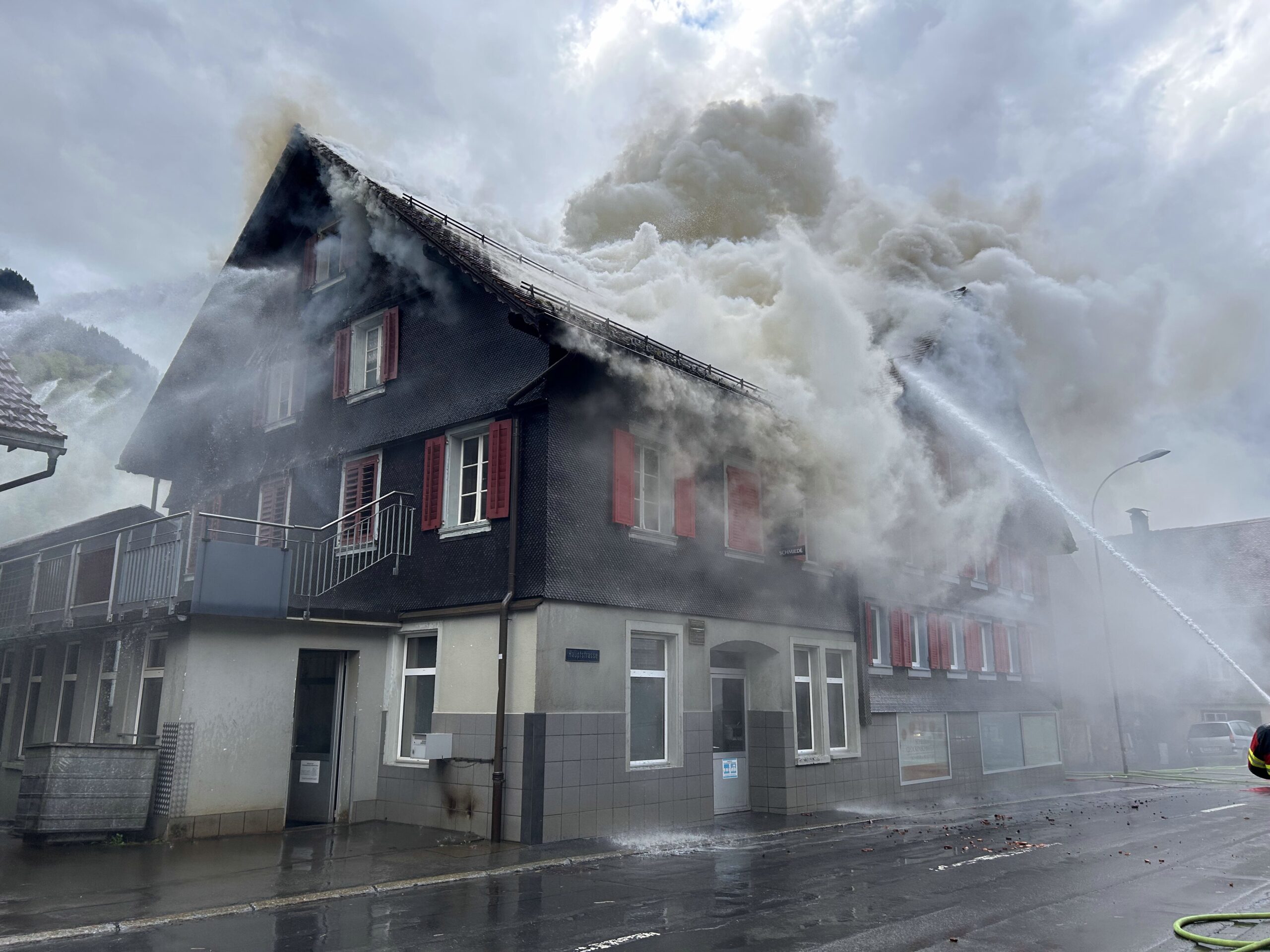 Muotathal SZ: Blitz schlägt ein – Dachstock eines Mehrfamilienhauses brennt