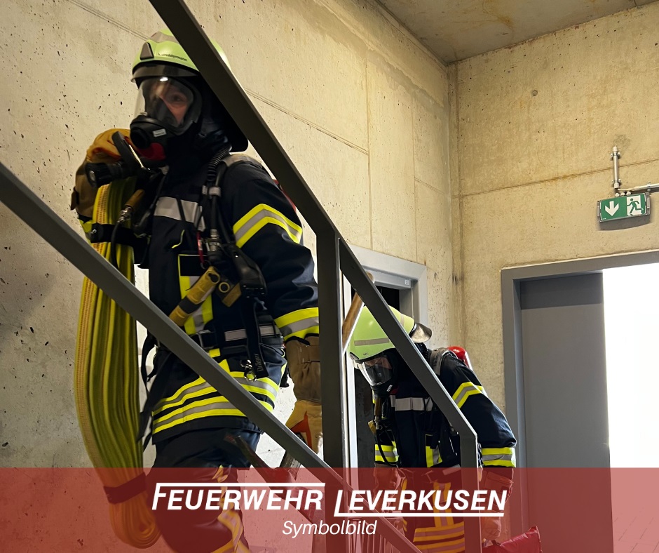 Leverkusen, NRW: Rauchmelder schlägt Alarm – Feuerwehr rettet Bewohner aus Wohnung