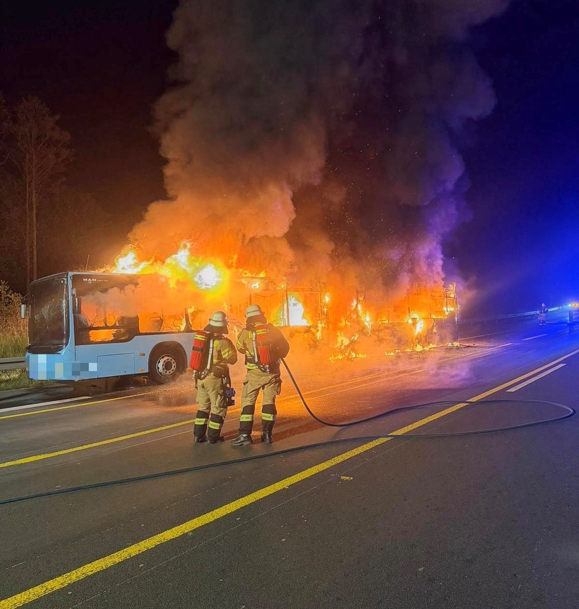 Bad Honnef, Nordrhein-Westfalen: Reisebus brennt auf A3 vollständig aus