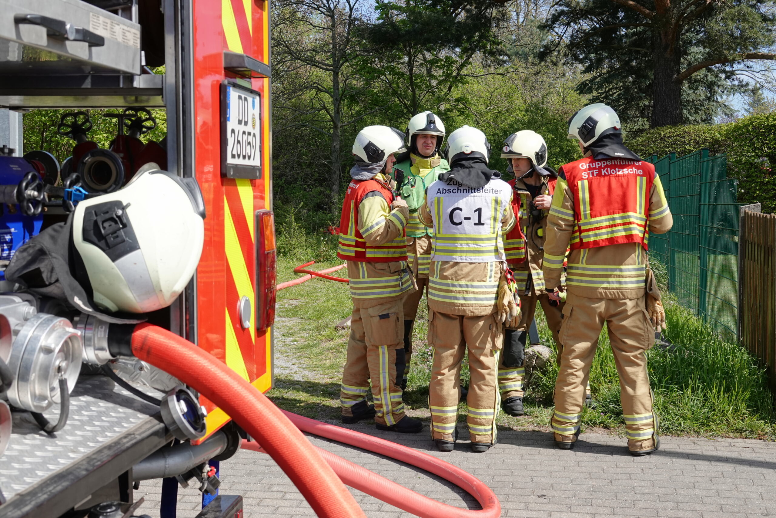 Dresden, SN: Flammen nahe Flughafen – Brand droht auf Wald überzugreifen