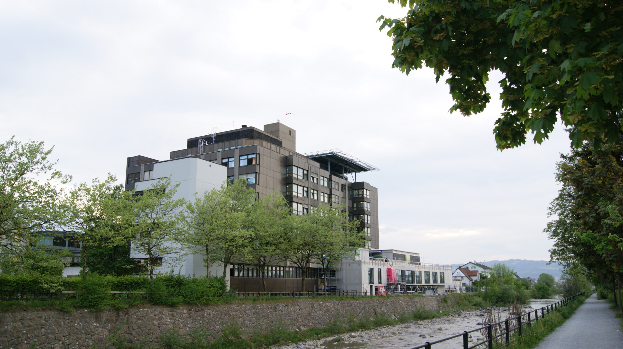 Dornbirn, Vorarlberg: Mofa-Fahrer stürzt 25 Meter ab – Teenager (15) schwer verletzt