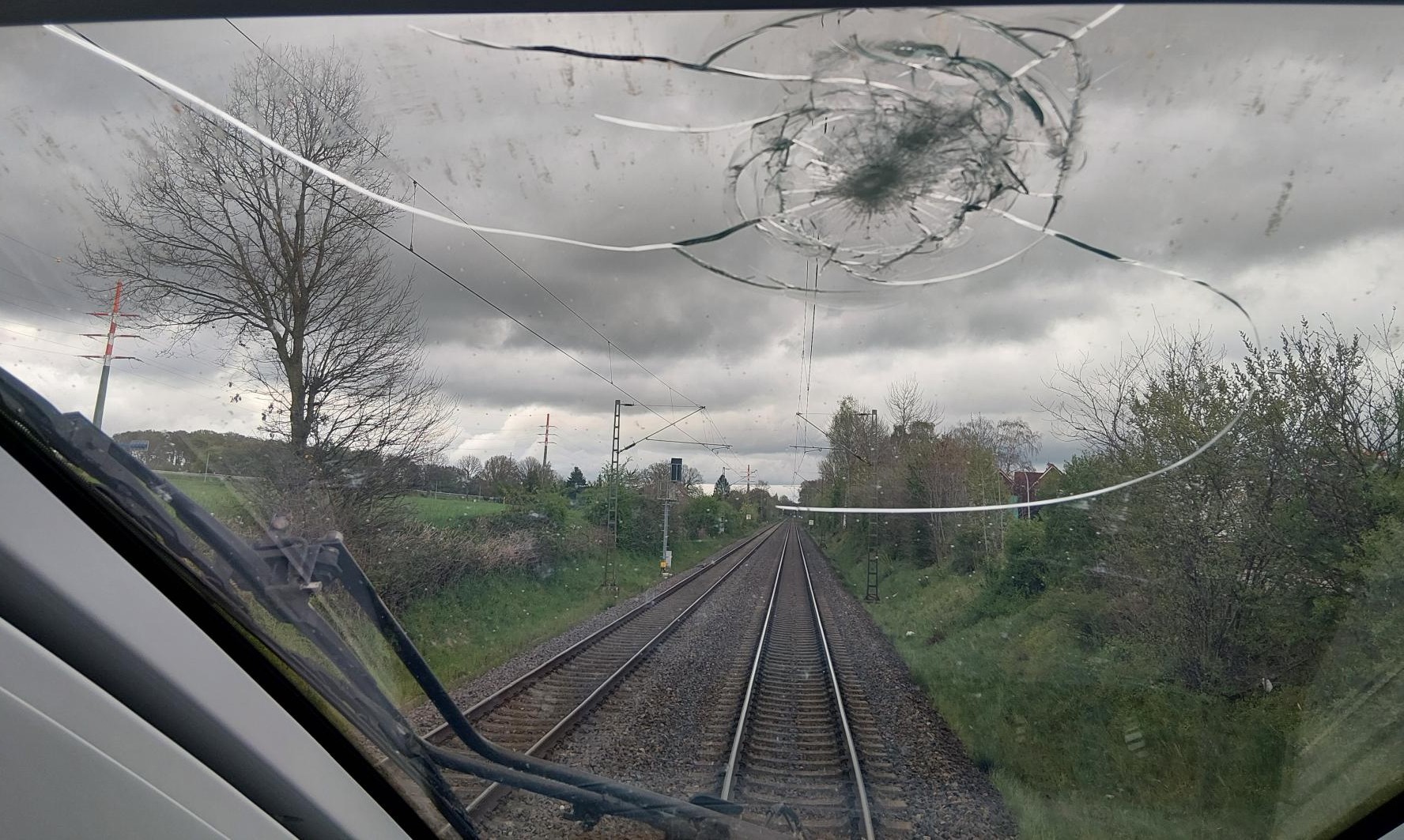 Belm, NI: Jugendliche bewerfen ICE mit Flasche – Notbremsung mit 600 Reisenden