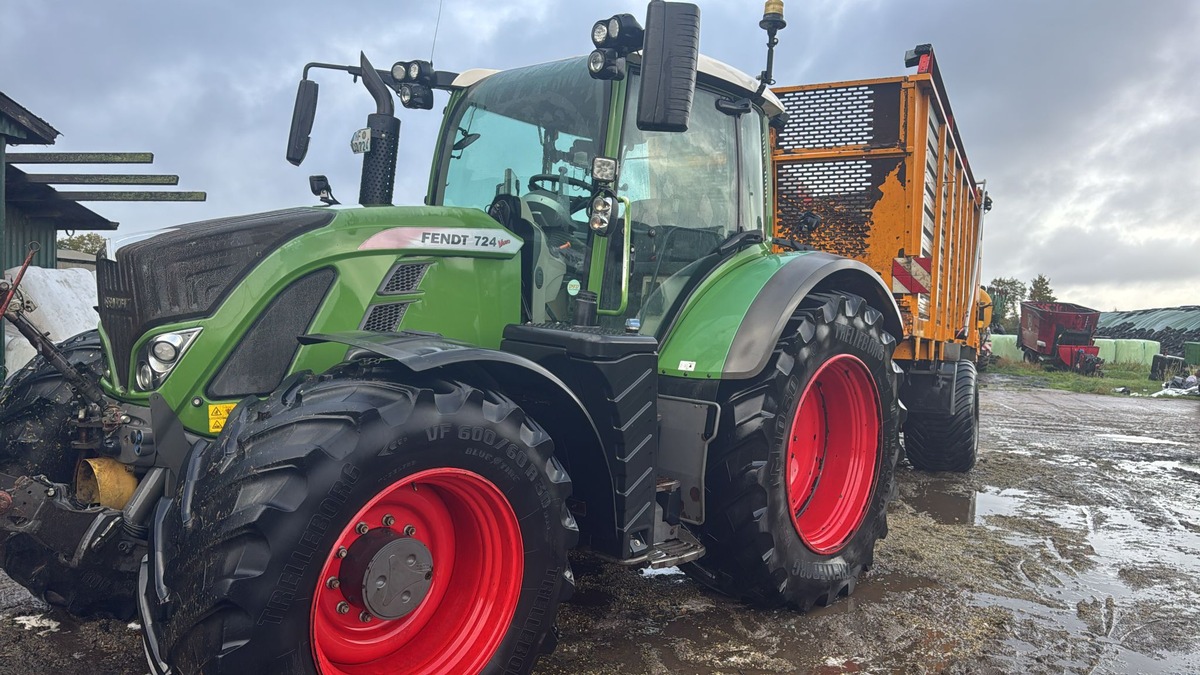 Ostenfeld, Schleswig-Holstein: Diebe stehlen Fendt-Traktor von Betriebshof
