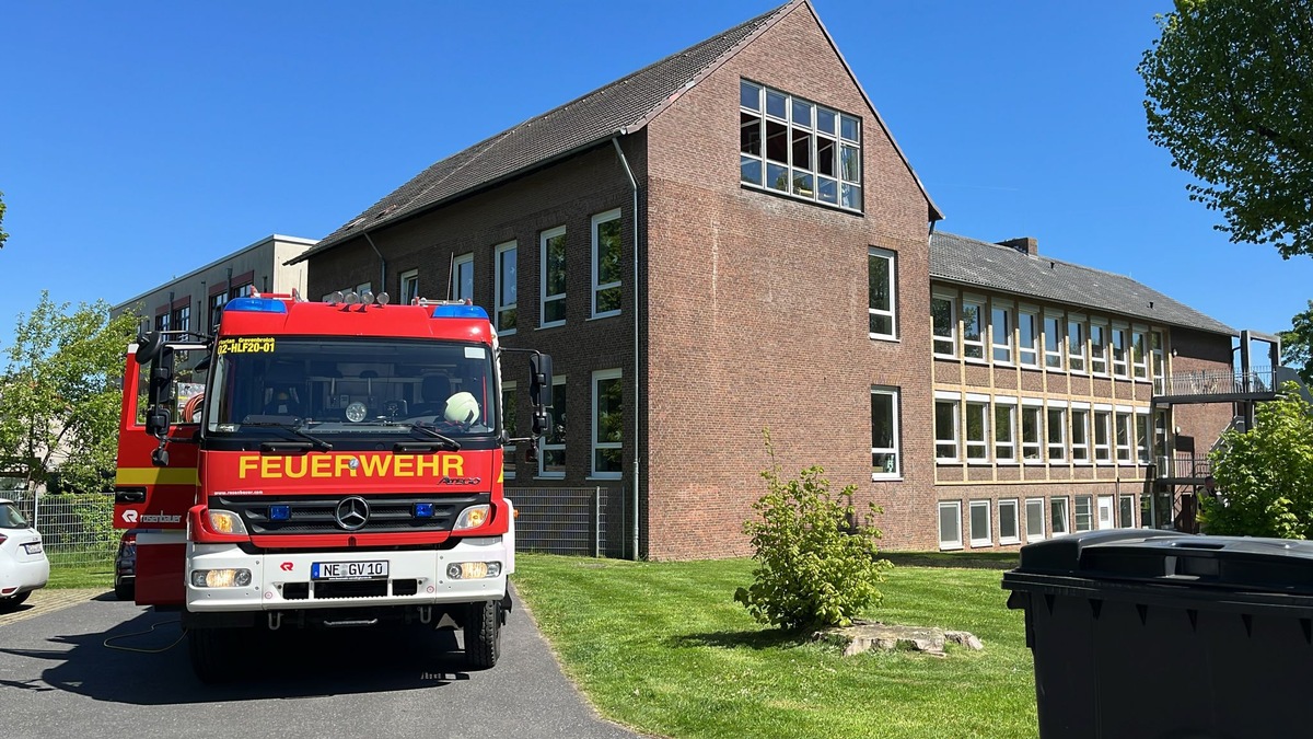 Grevenbroich, Nordrhein-Westfalen: Rauch in Schulflur – Feuerwehr löscht Brand