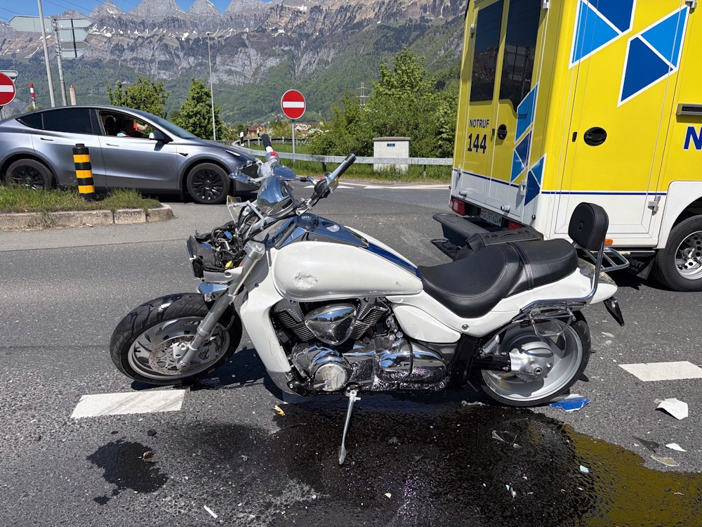 Flums SG: Lieferwagen kracht in Motorrad – zwei Personen nach Kollision verletzt