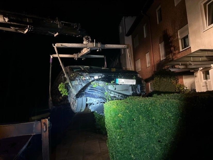 Bielefeld, NRW: Wilde Verfolgungsjagd endet im Garten – Diensthund stellt Fahrer