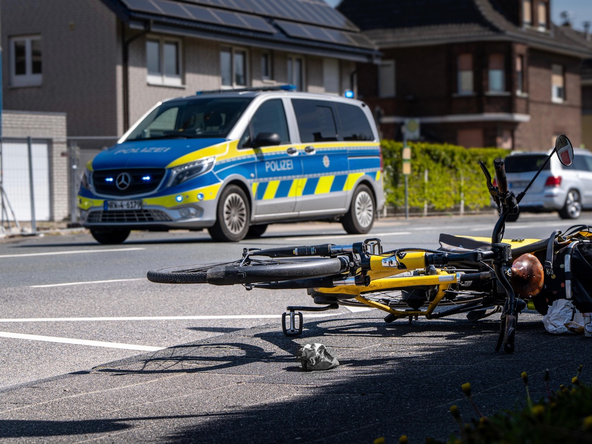 Wesel, Nordrhein-Westfalen: Radfahrer (73) bei Unfall mit Pkw lebensgefährlich verletzt