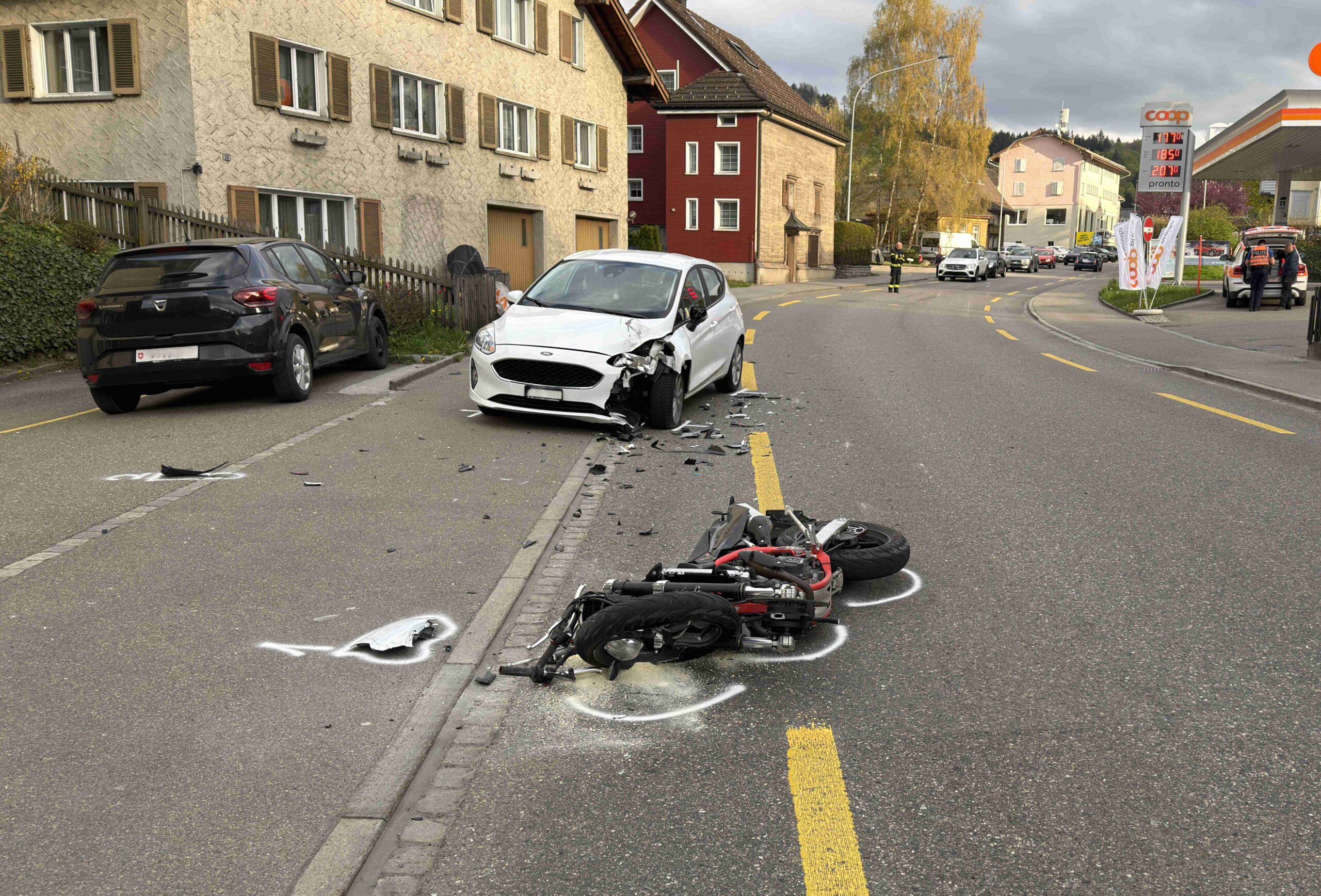 Herisau AR: Frontalcrash beim Überholen – 17-jähriger Töfffahrer verletzt