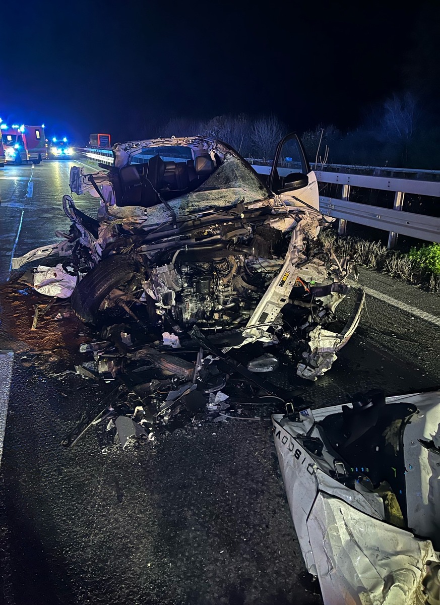 Büren, Nordrhein-Westfalen: Autofahrer prallt nach Sekundenschlaf gegen Sattelzug