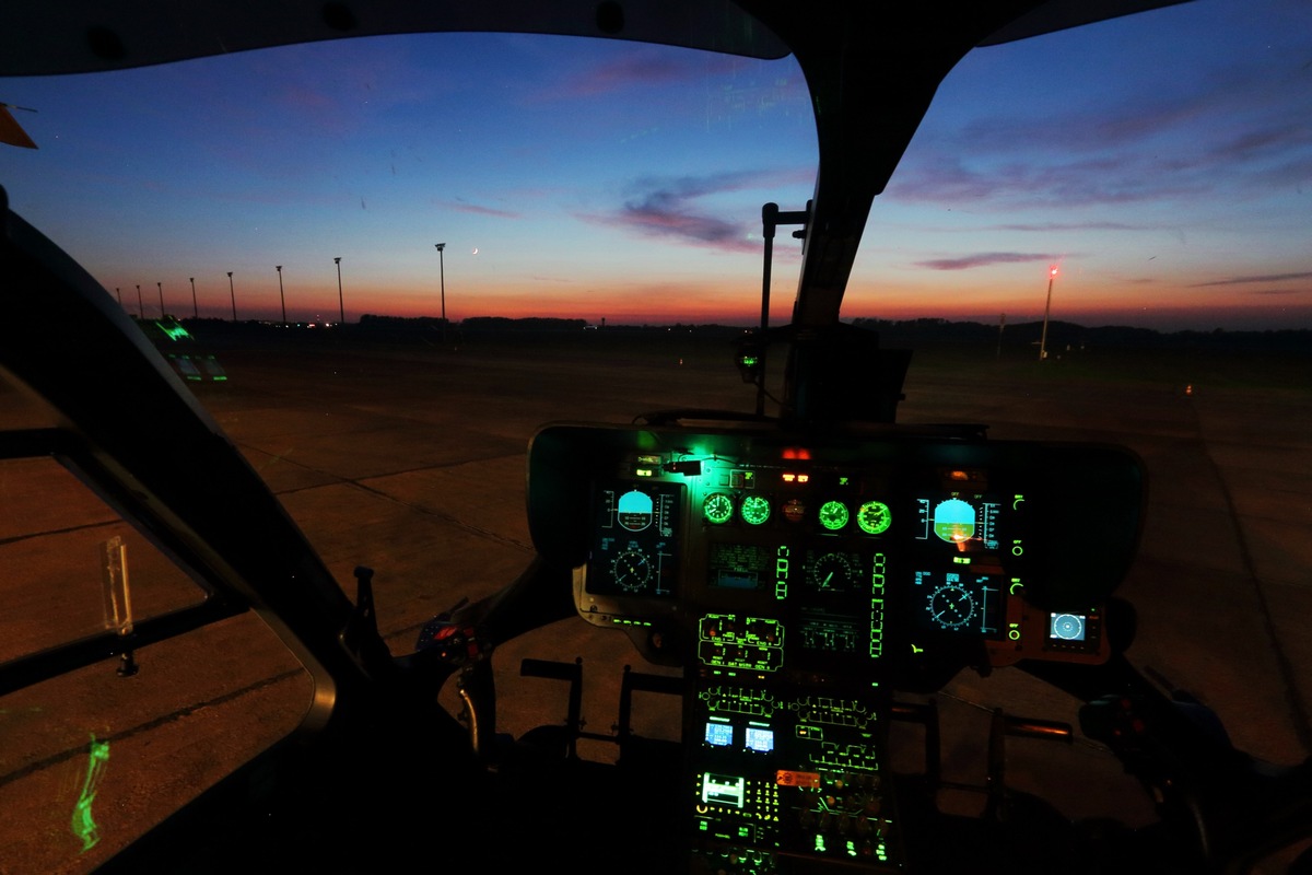 Sankt Augustin, Nordrhein-Westfalen: Nachtflugübungen der Polizei starten