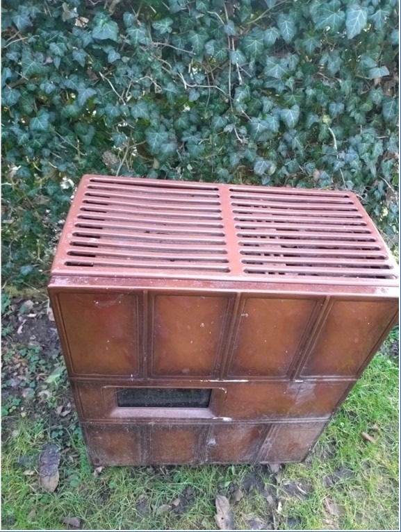 Hagen, Nordrhein-Westfalen: Unbekannte entsorgen Heizofen im Wald – Öl tritt aus