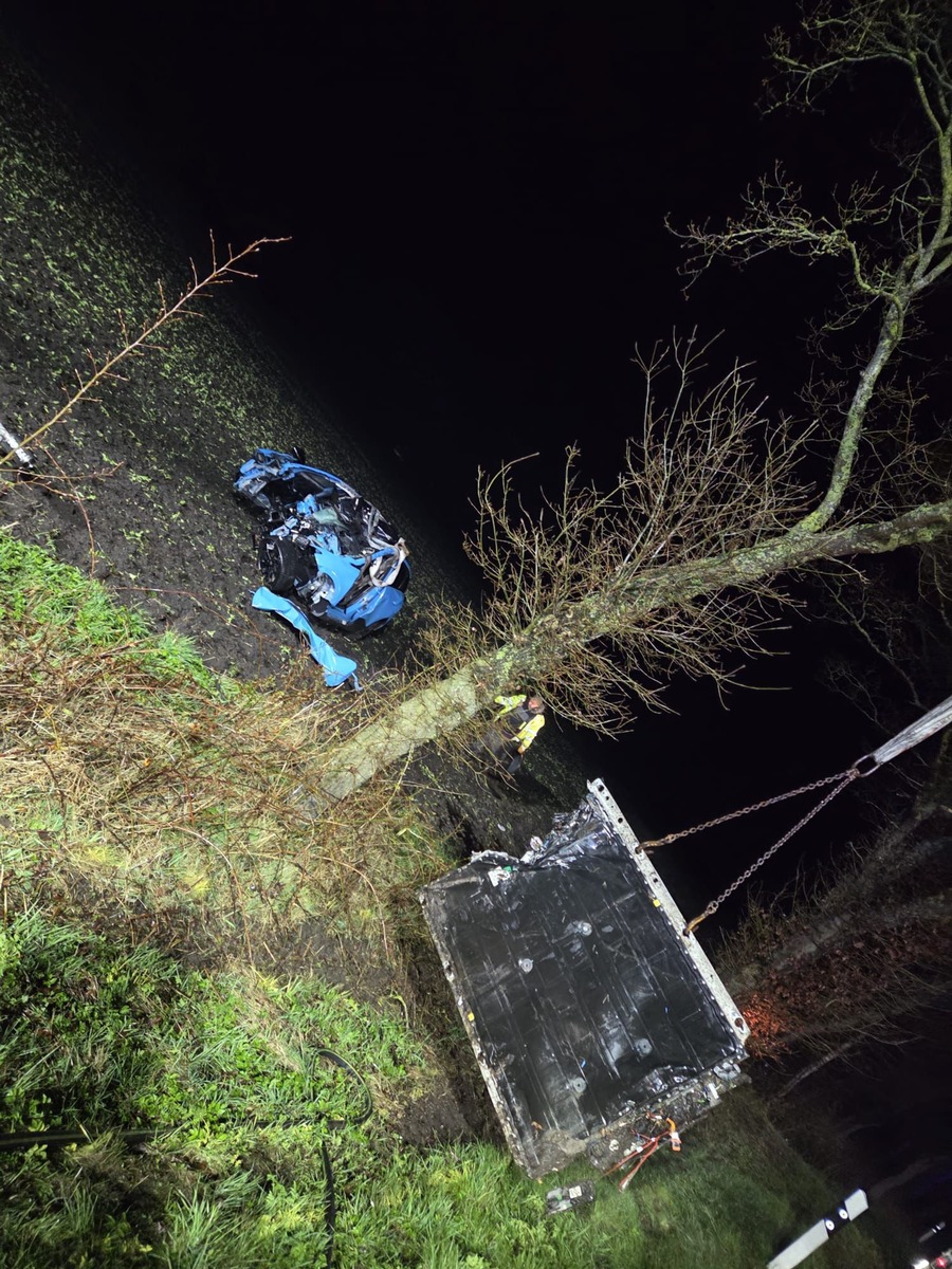 Schiffdorf, Niedersachsen: Tödlicher Unfall mit Elektroauto auf K60
