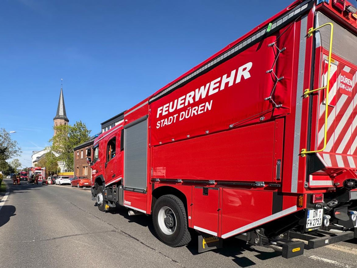 Düren, NRW: Dachstuhlbrand in Gürzenich – Feuerwehr löscht Feuer in Minuten