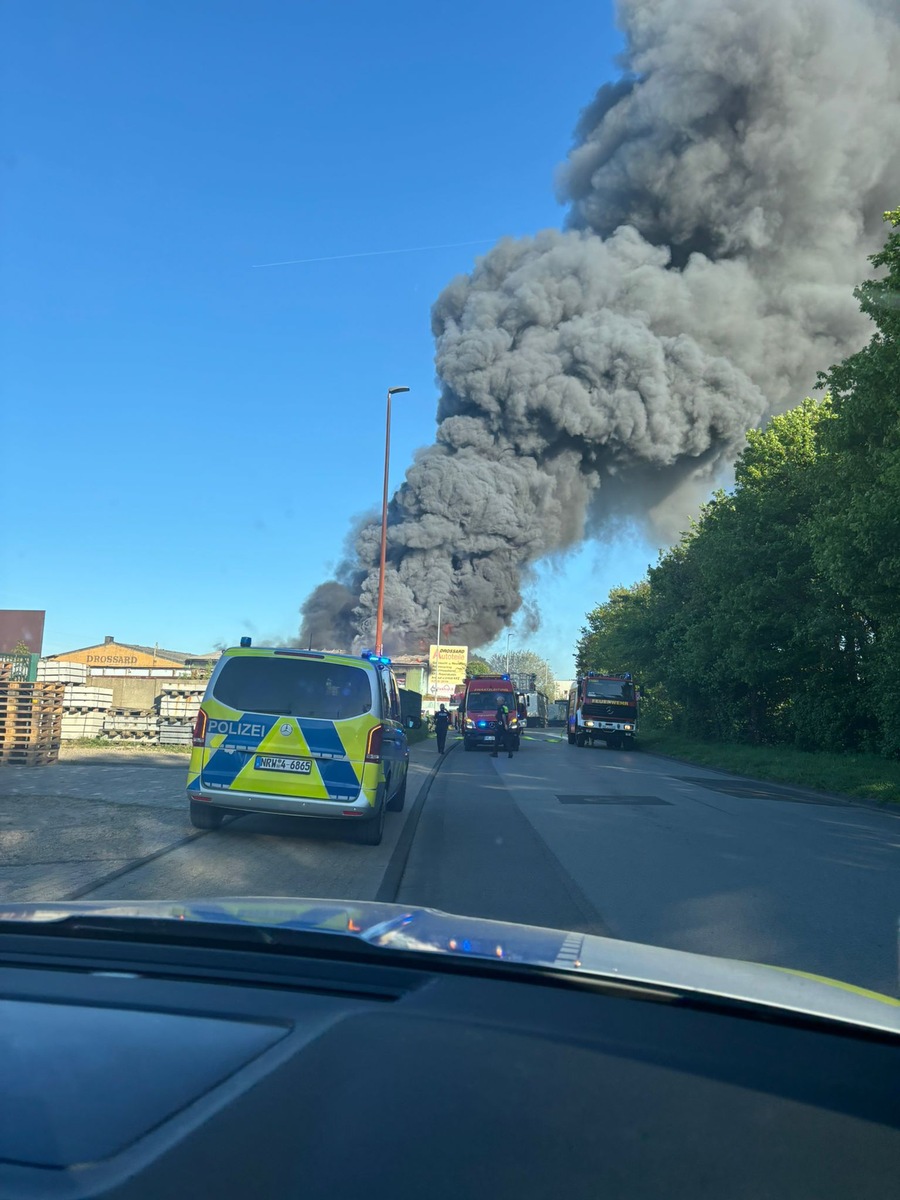 Grevenbroich, NRW: Flammeninferno auf Schrotthof – Stadt in Alarmbereitschaft