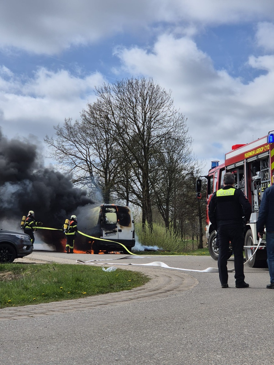 Jork, Niedersachsen: Transporter brennt auf Pendlerparkplatz komplett aus