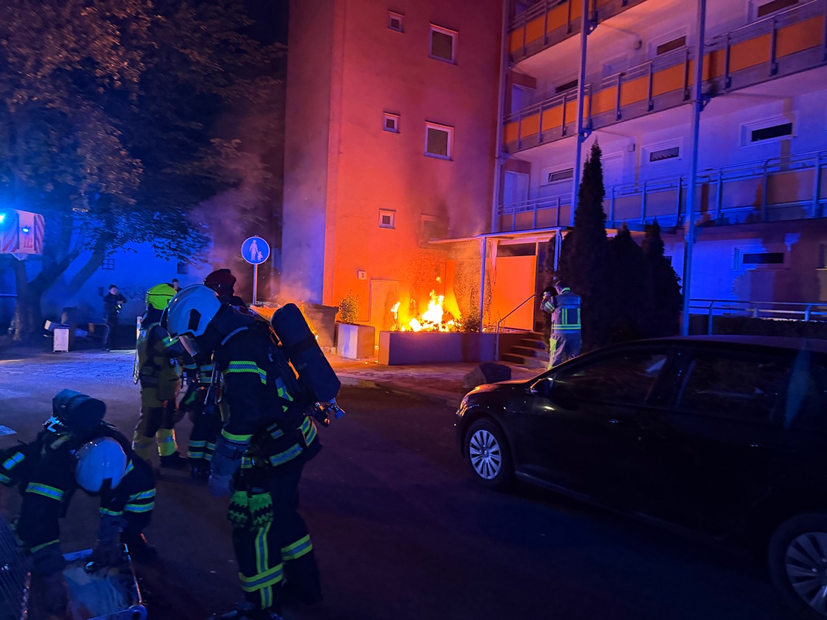 Iserlohn, NRW: Mülltonnenbrand vor Hochhaus – Feuerwehr im Einsatz