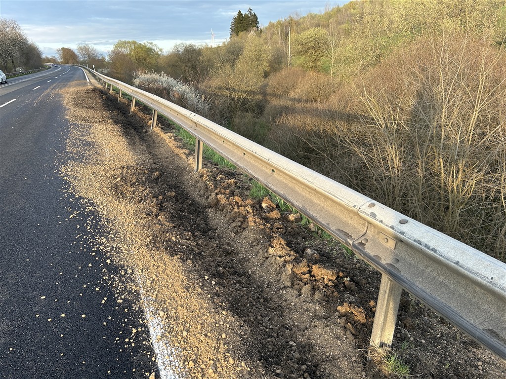 Olzheim/Reuth, Rheinland-Pfalz: Lkw rammt Leitplanke – Unfallfahrer flüchtet