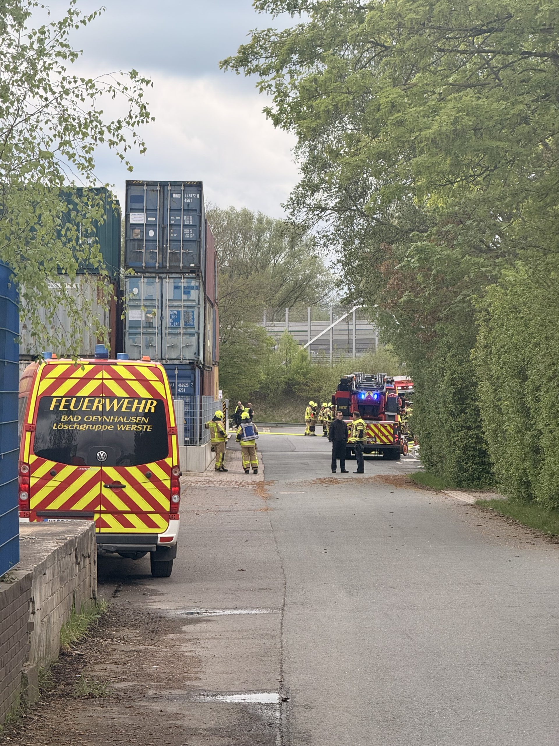 Bad Oeynhausen, NRW: Feuerwehr bekämpft Feuer an Industriebetrieb