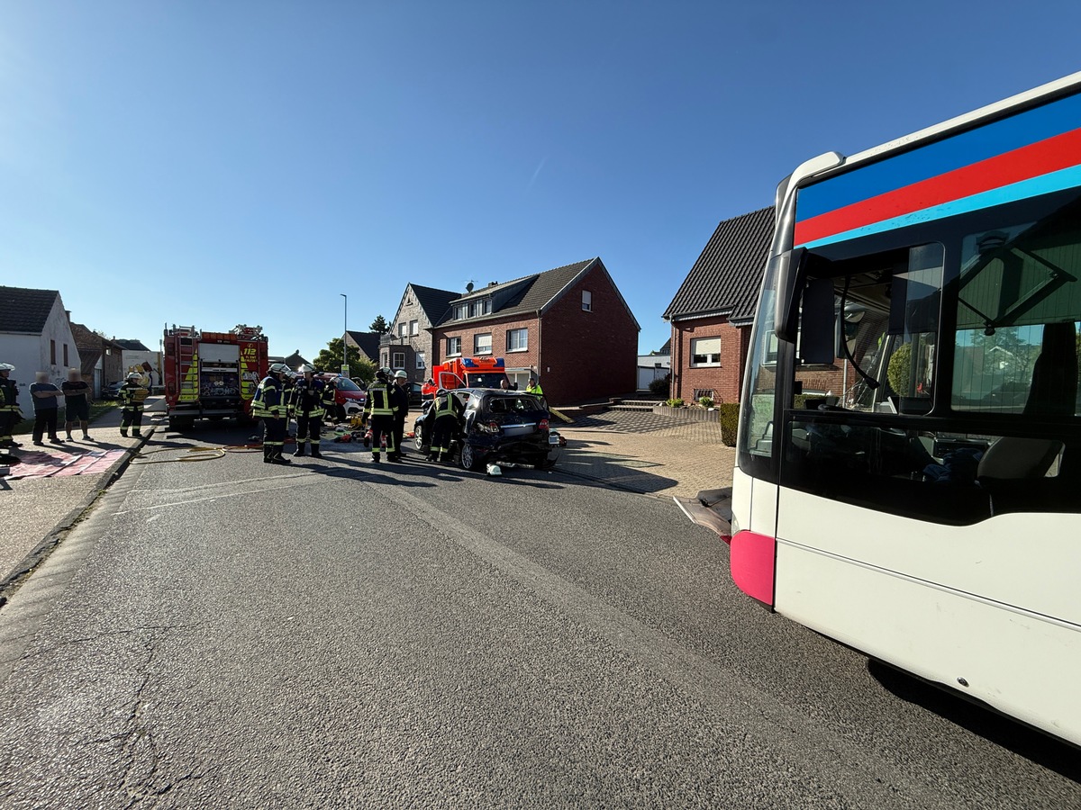 Schwalmtal, Nordrhein-Westfalen: Unfall mit Bus und Pkw – Fahrer eingeklemmt