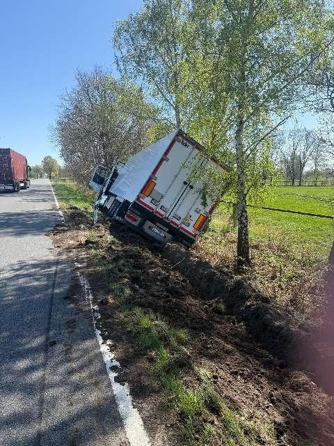 Barver, Niedersachsen: Lkw kommt von Straße ab – Bergung sorgt für Sperrung auf B214