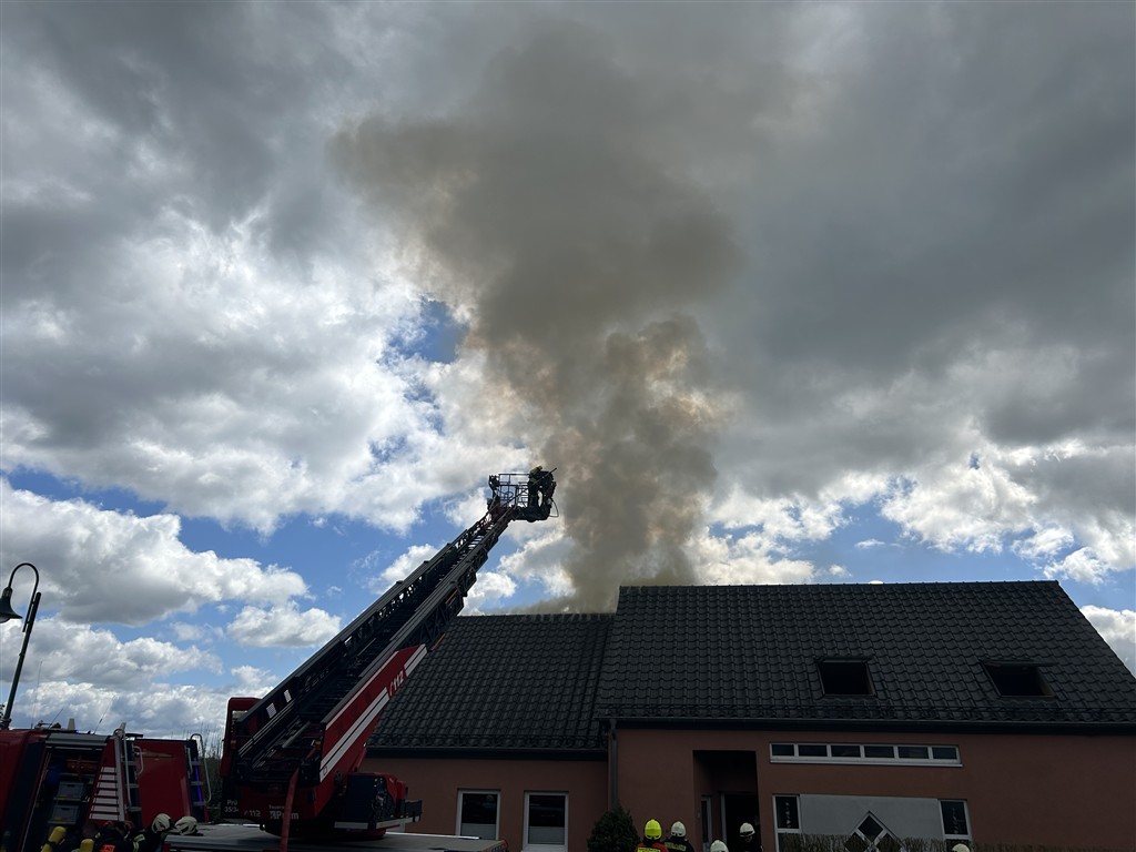 Prüm, Rheinland-Pfalz: Dachstuhlbrand zerstört Wohnhaus – Bewohner flüchten