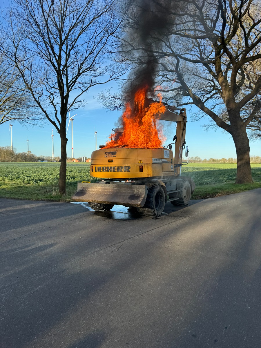 Wardenburg, Niedersachsen: Bagger gerät in Brand – Feuerwehr im Einsatz