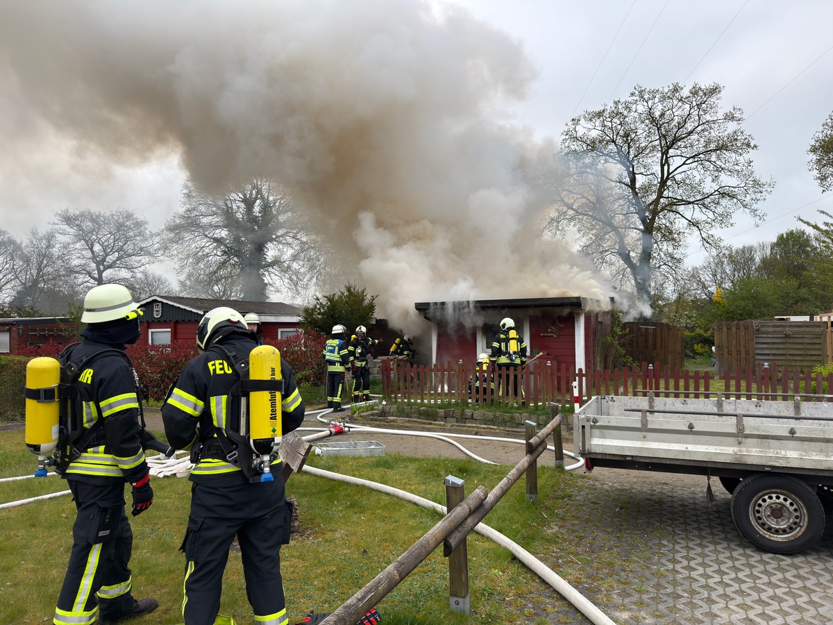 Aurich, Niedersachsen: Brand im Kleingarten – Laube geht in Flammen auf