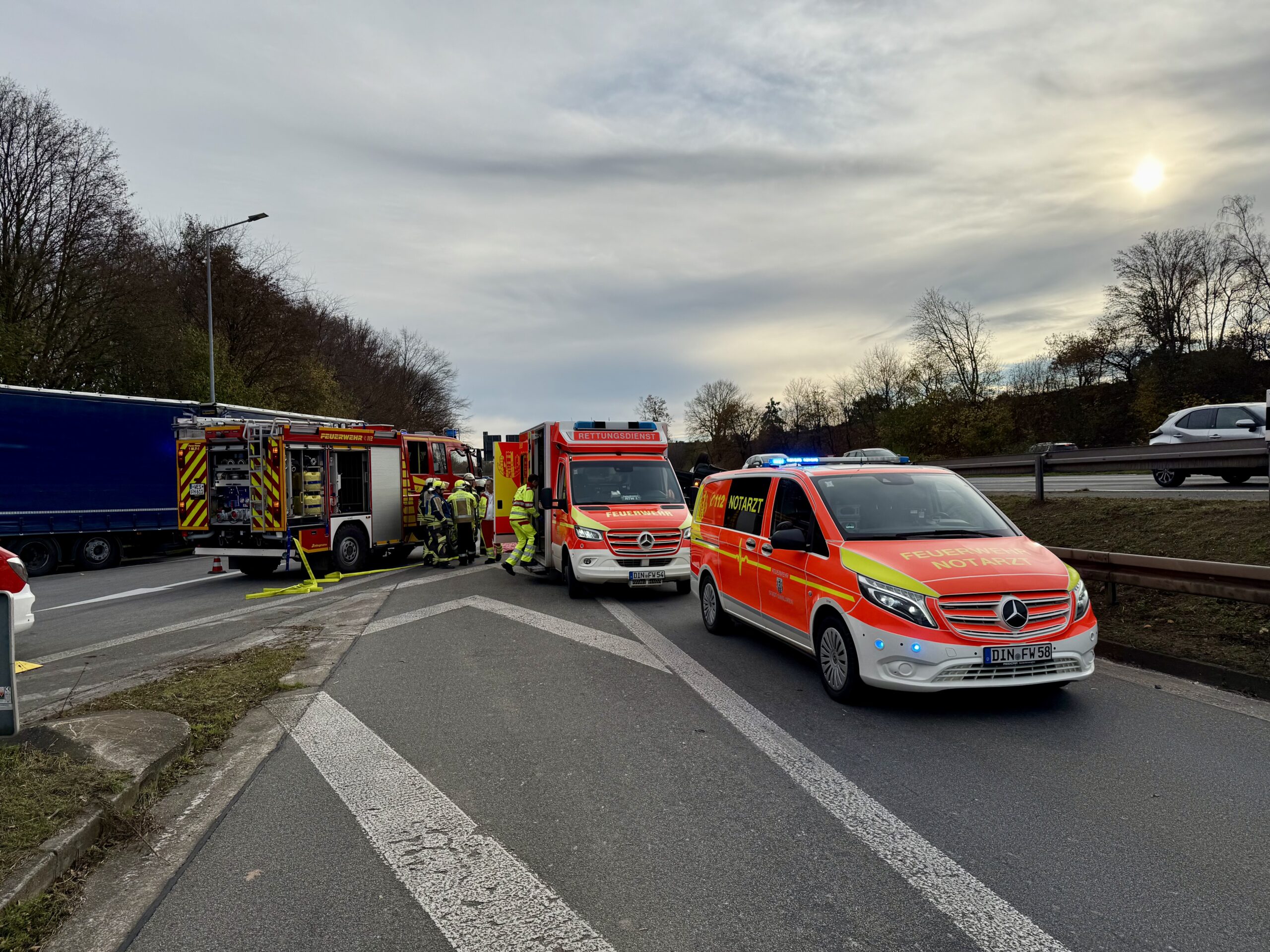 Hünxe, NRW: Crash mit Lkw, Pkw und Transporter auf A3 – Rettungsdienst im Einsatz