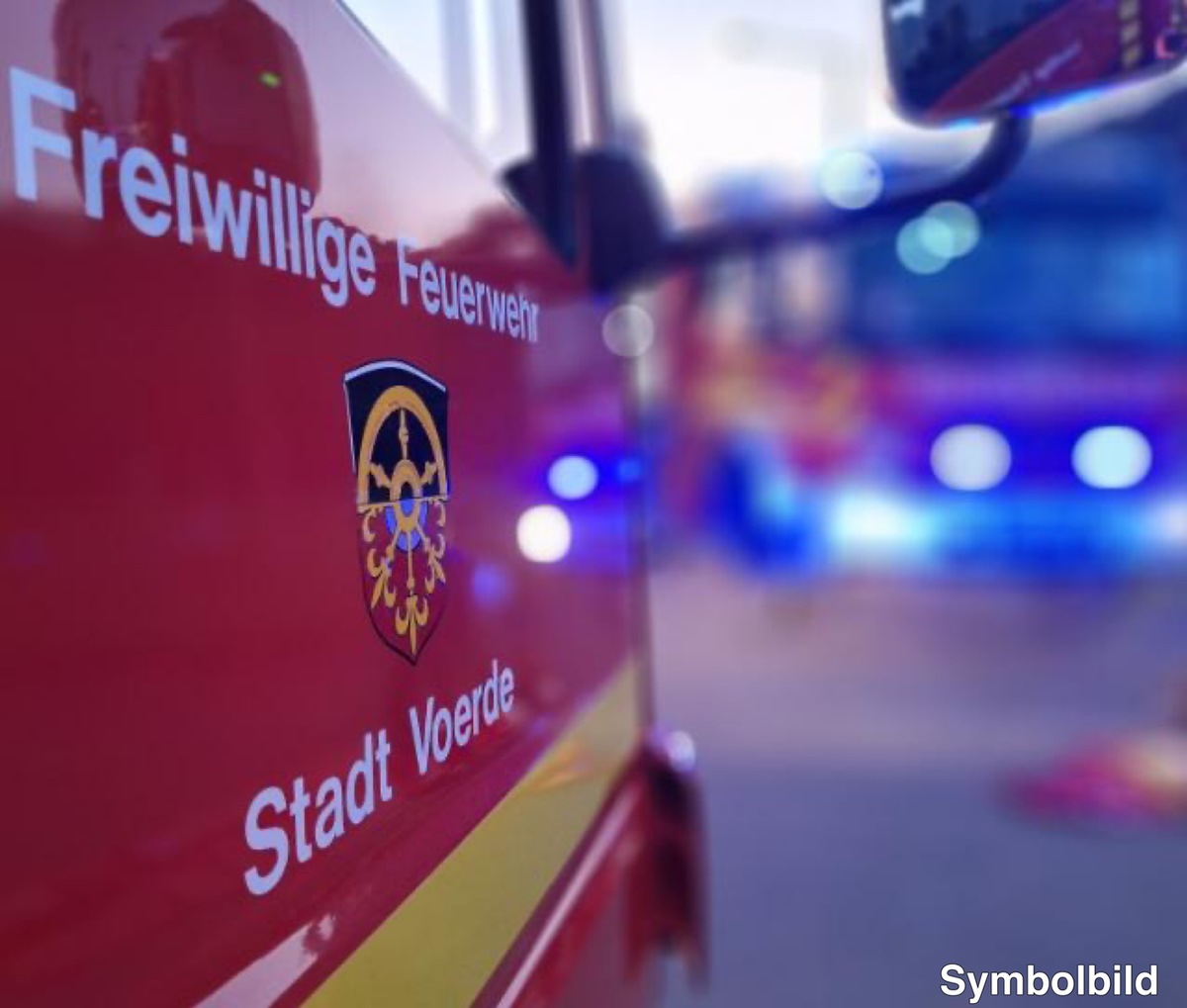Voerde, Nordrhein-Westfalen: Flammen in 60 Metern Höhe sorgen für Großeinsatz