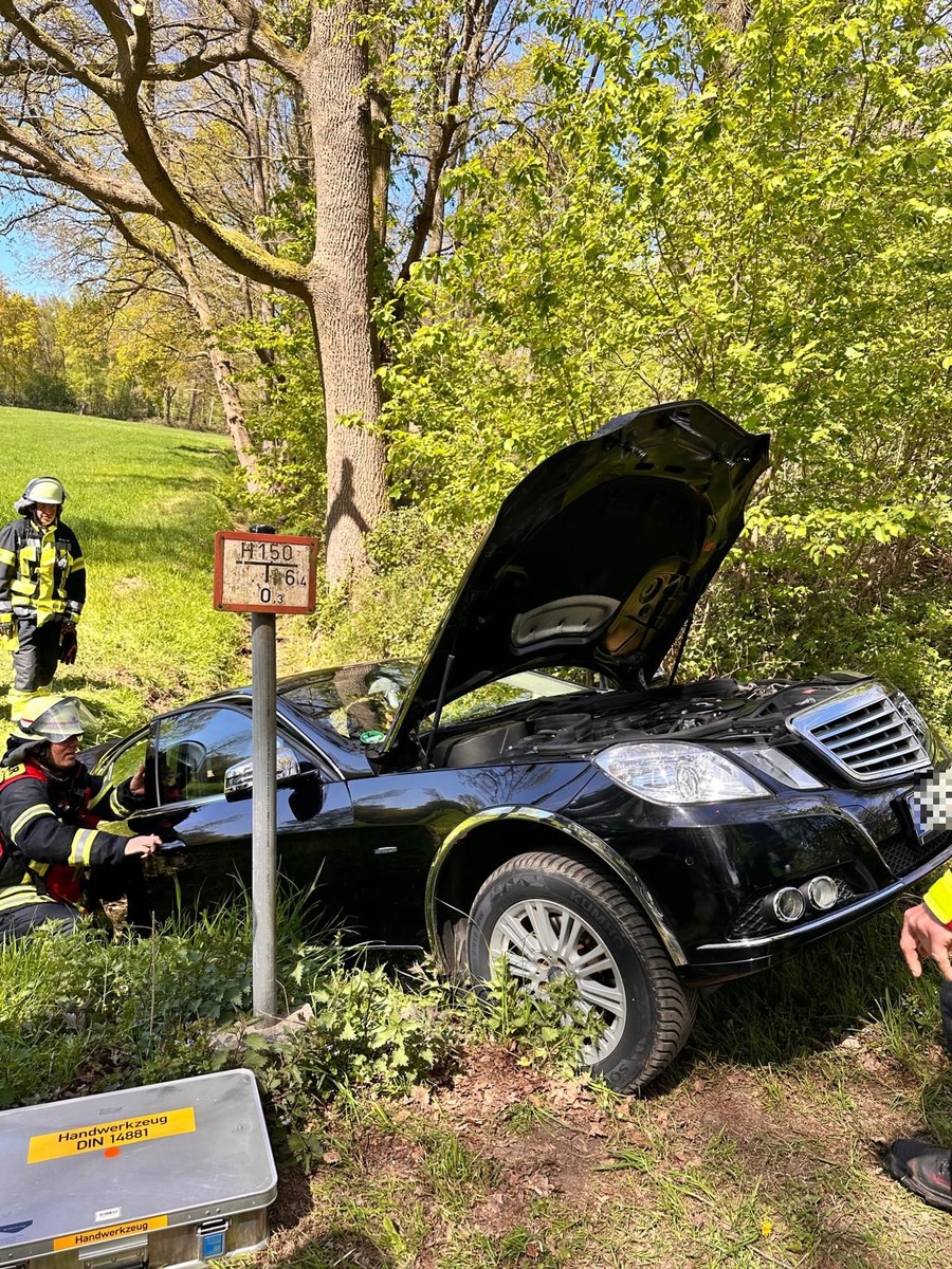 Schermbeck, Nordrhein-Westfalen: Pkw im Straßengraben – Feuerwehr im Einsatz