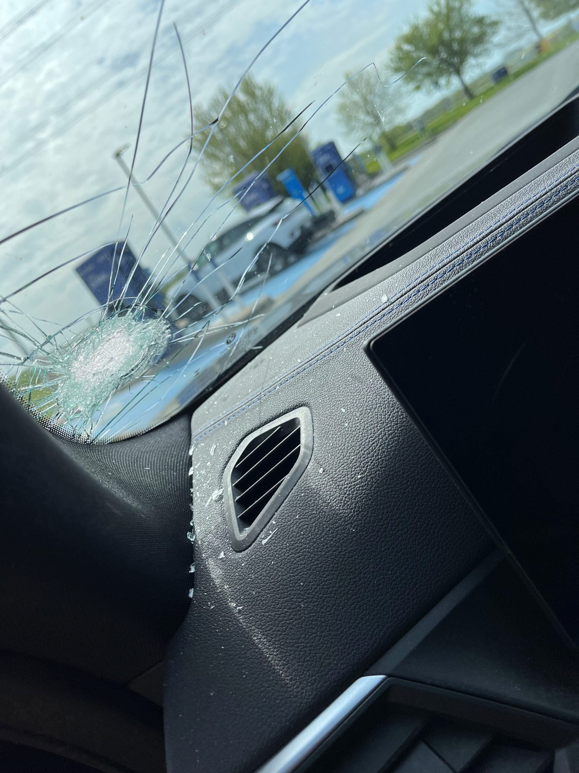 Borchen, NRW: Angriff von Brücke – Objekt durchschlägt Frontscheibe auf A33