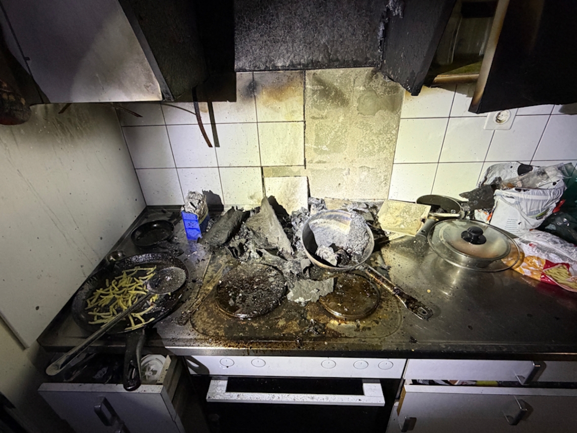 Rapperswil-Jona SG: Pfanne gerät in Brand – Bewohnerin löscht Feuer selbst