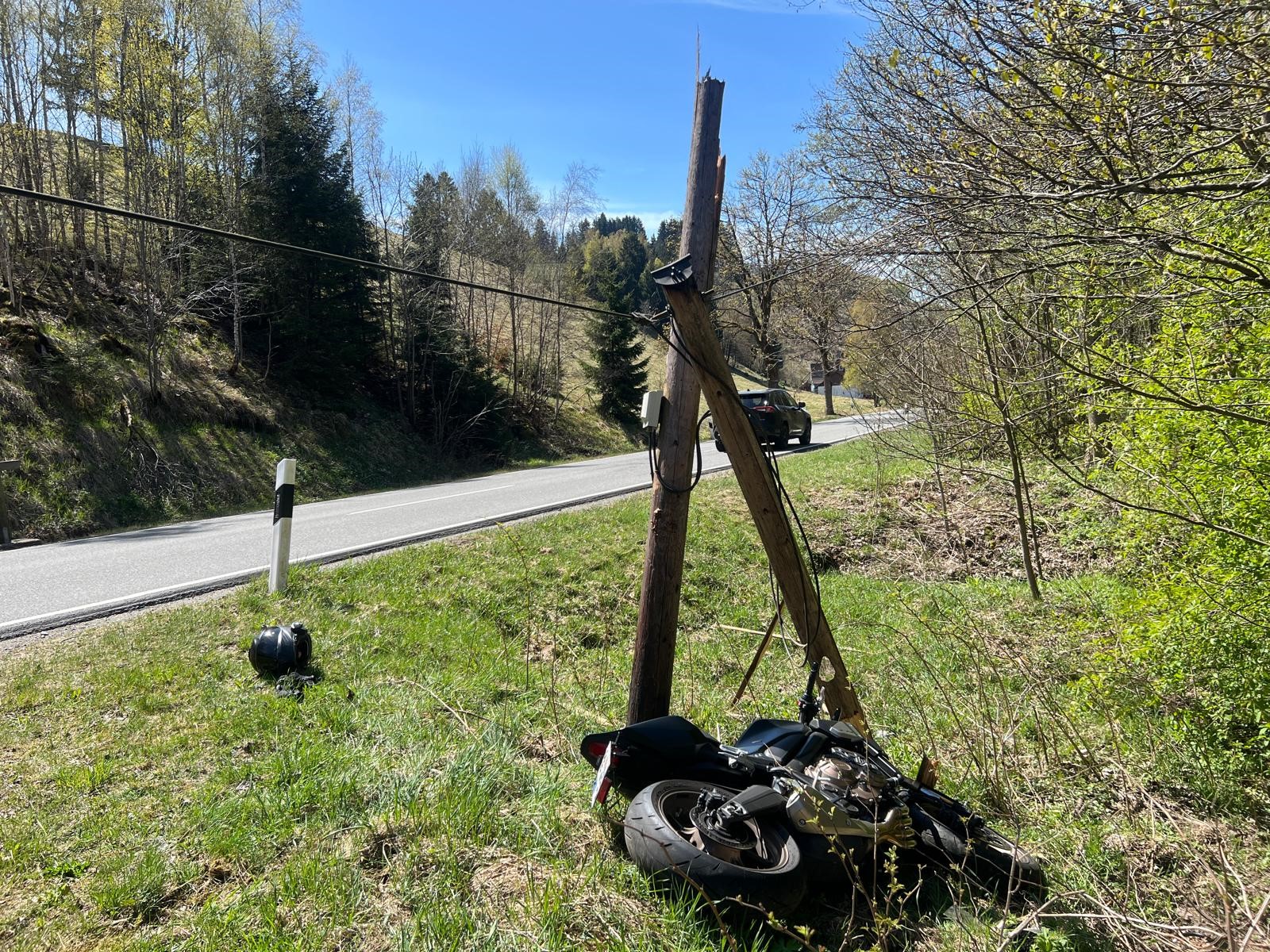 Goslar, NI: Motorradfahrer kracht gegen Mast und landet im Bach