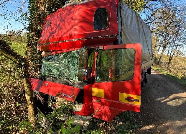 Rotenburg (Wümme), Niedersachsen: Fast 3 Promille – Lkw-Fahrer kracht gegen Bäume