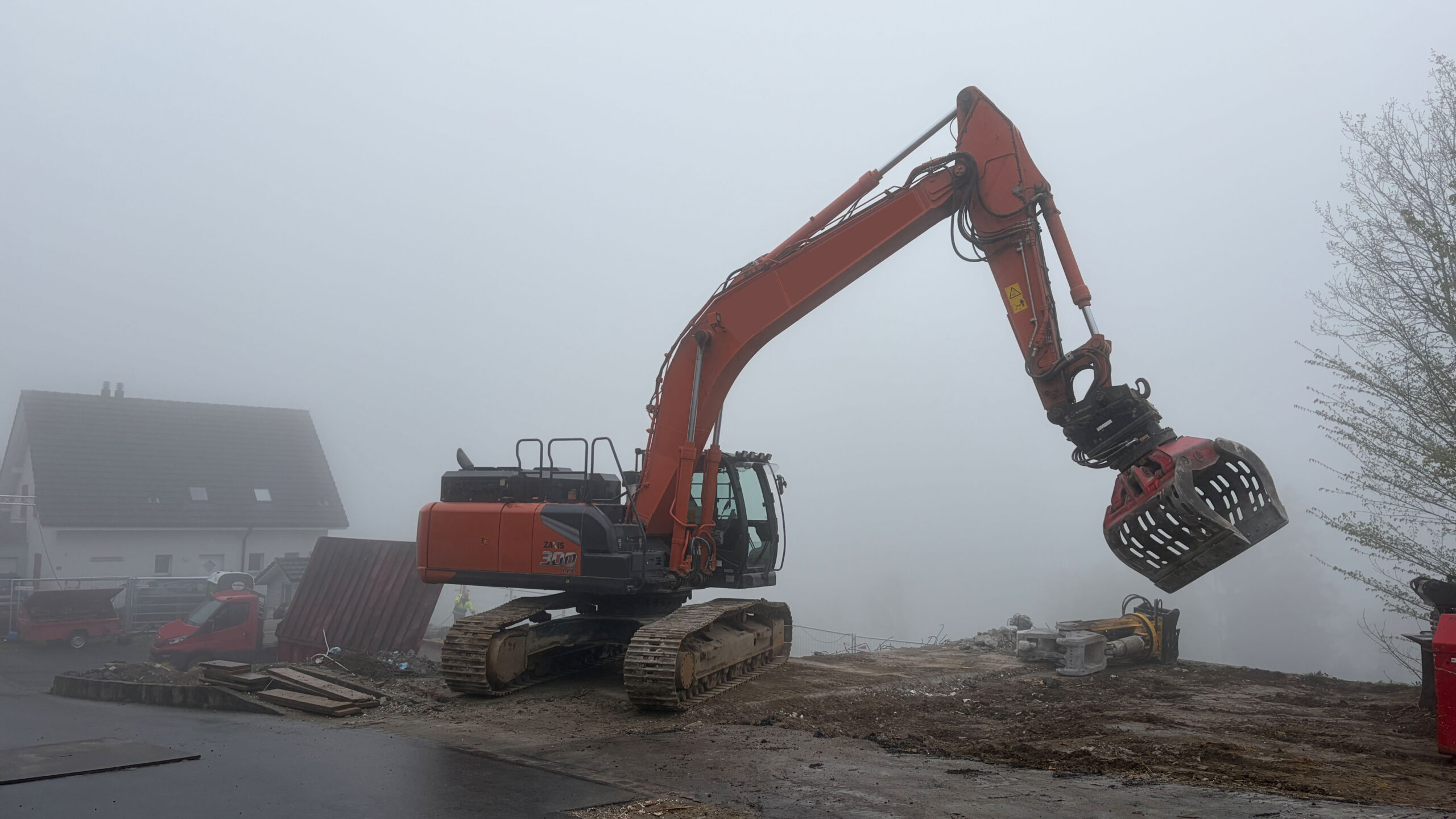 Menzingen ZG: Arbeiter von Bagger erfasst – lebensbedrohlich verletzt eingeklemmt