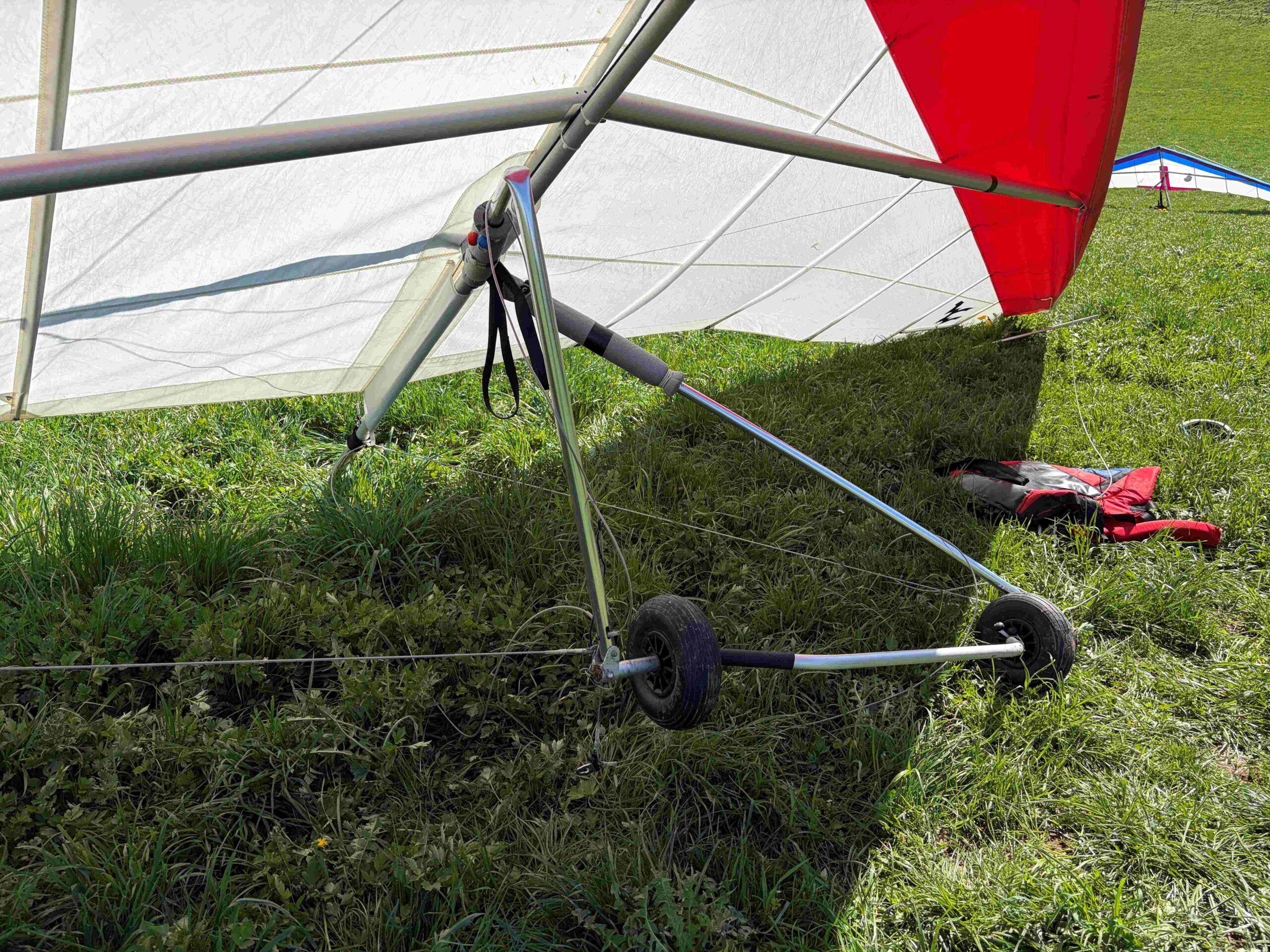 Menzingen ZG: Flugschüler (22) stürzt mit Deltasegler aus 4 Metern ab – erheblich verletzt