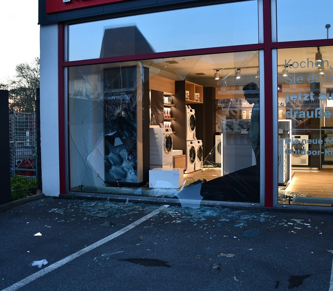 Aachen, Nordrhein-Westfalen: Unbekannte entwenden Haushaltsgeräte aus Lade