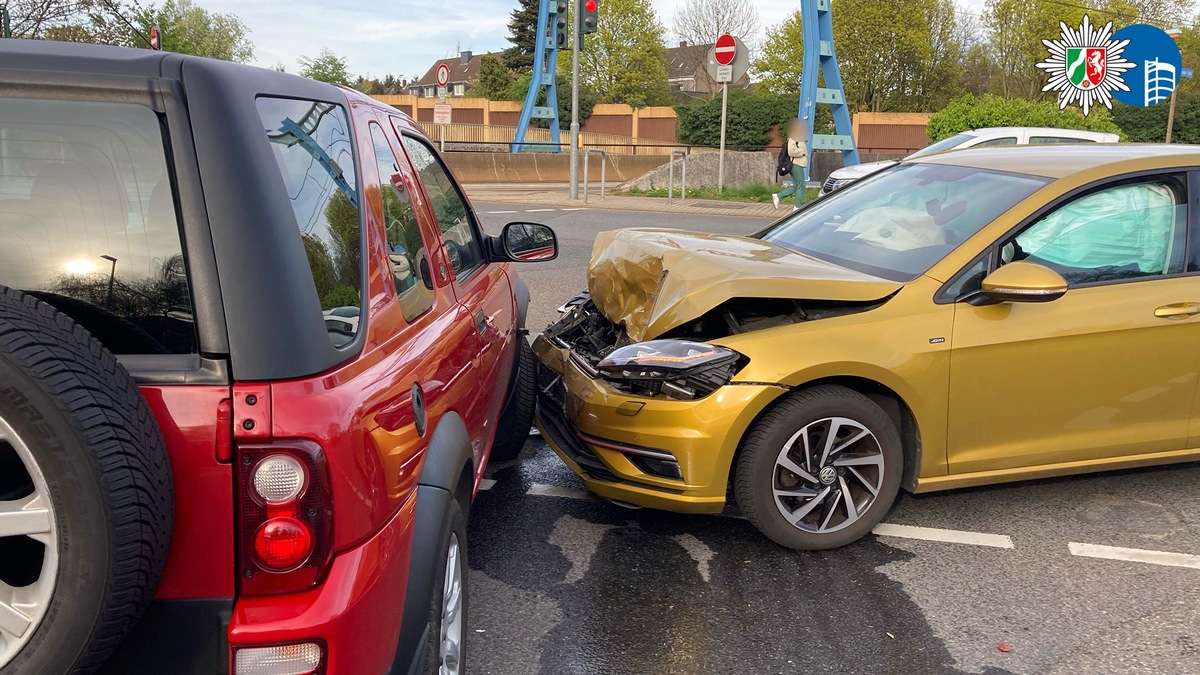 Oberhausen, Nordrhein-Westfalen: Kollision im Kreuzungsbereich fordert Verletzte