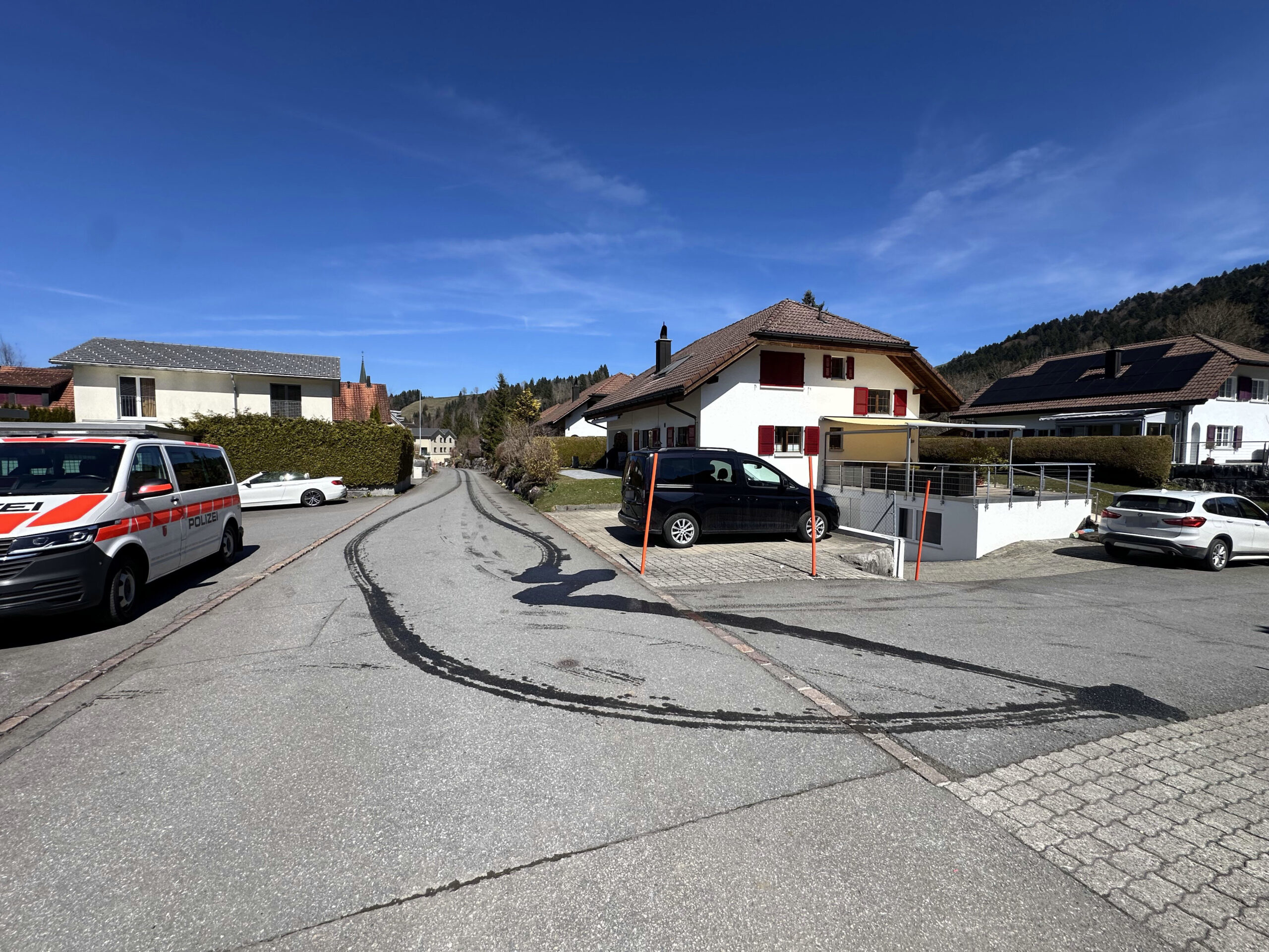 Egg SZ: Fahrzeug verliert Öl – aufwendige Strassenreinigung nötig (Zeugenaufruf)