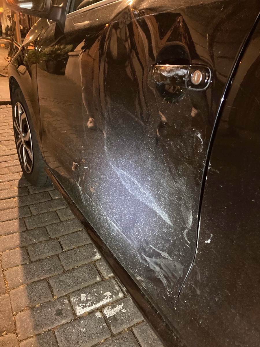 Bielefeld, Nordrhein-Westfalen: Radfahrer stößt gegen Auto – und flüchtet vom Unfallort