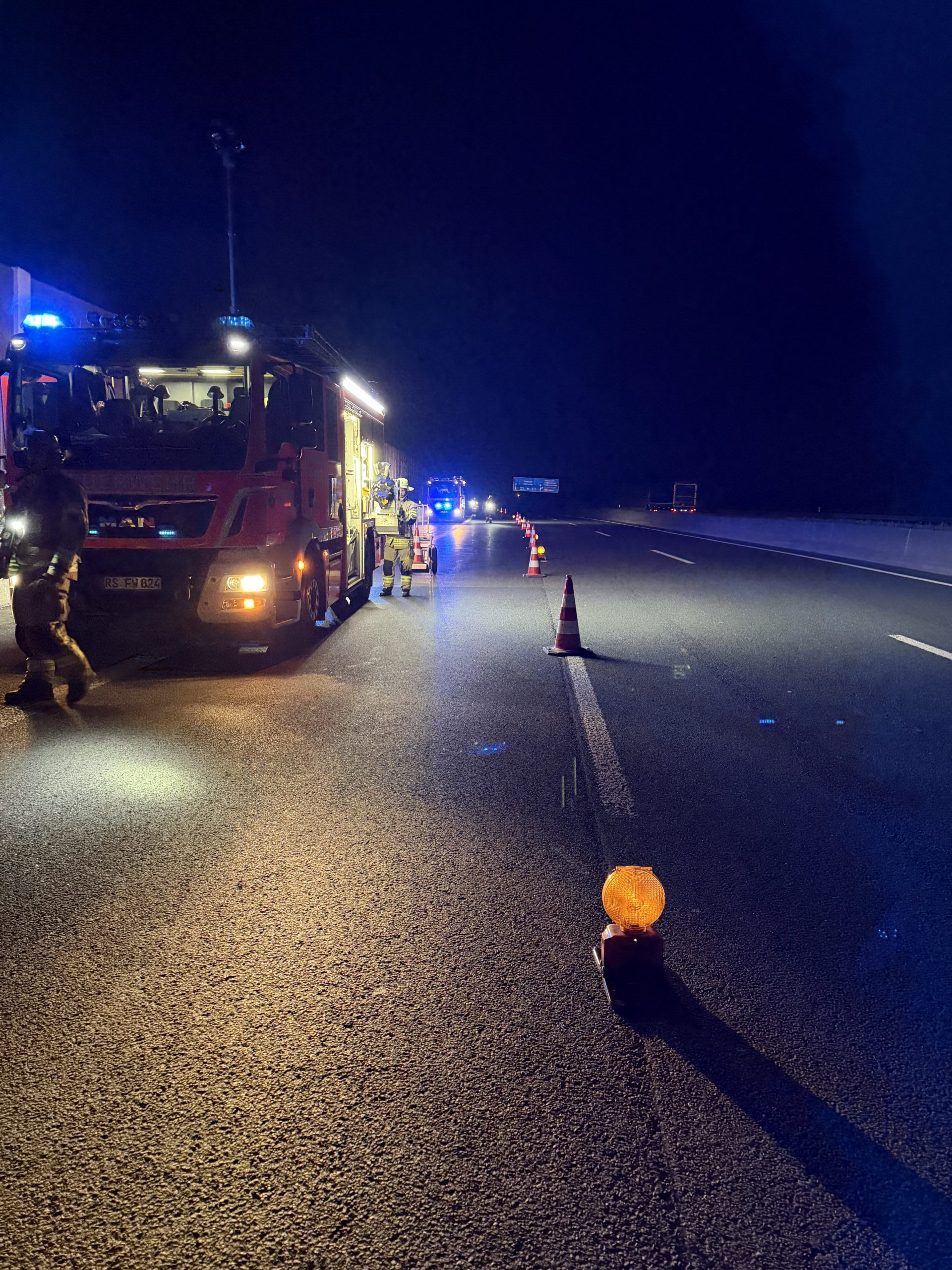 Remscheid, NRW: Pkw geht auf A1 in Flammen auf – Feuerwehr im Einsatz